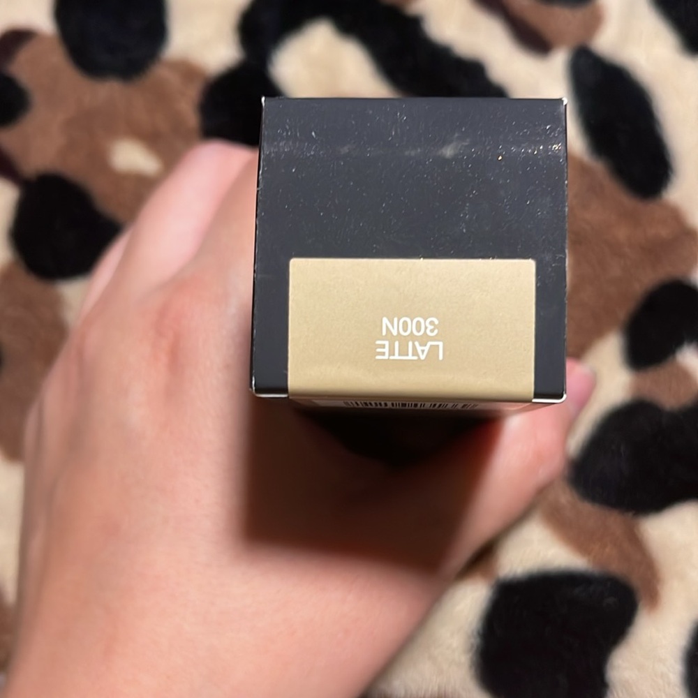 Brand New Never used HUDA BEAUTY LATTE 300N - Picture 2 of 3